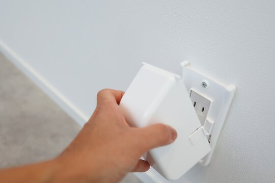 感電や悪戯を防ぐコンセントカバー取付シーン。安全対策の概念。