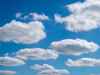 Obraz premium Stunning blue sky with fluffy white clouds drifting peacefully - perfect for adding a touch of serenity to any project or design with a calming effect