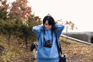 Naklejka premium Russian woman 50 years old prepares for her hobby as a photographer enjoying a calm moment before shooting embracing creativity and the pleasant flow of inspiration