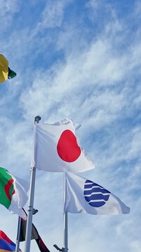 風にはためく万国旗