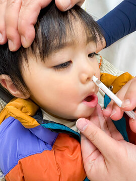 経鼻インフルエンザワクチンを摂取する2歳の男の子