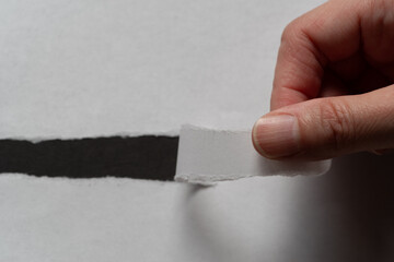 白い紙を破る人