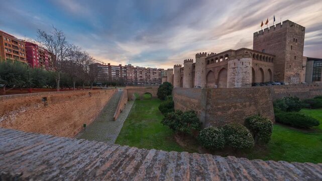 Atardecer en Aljaferia, en Zaragoza, transicci&oacute;n de d&iacute;a a noche