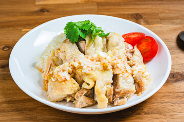 白い皿に盛られたカオマンガイ