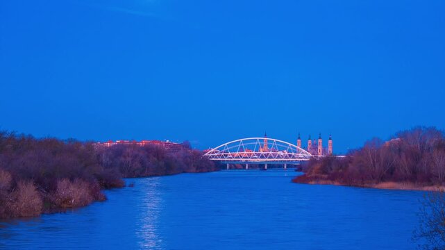 Luna poniendose detr&aacute;s del Pilar con Ebro y Puente