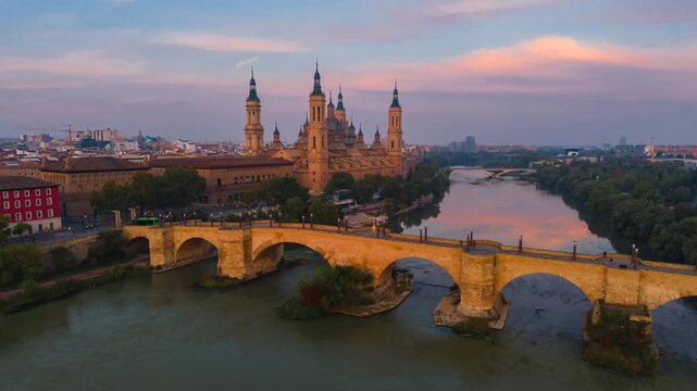 Coches pasando puente de piedra de Zaragoza vista a&eacute;rea timelapse