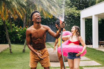Obraz premium Friends enjoy outdoor pool party fun