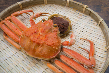 ザルに盛られたメスのズワイガニと外子, 日本の冬の味覚