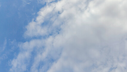 Obraz premium Bright Blue Sky with Fluffy White Cumulus Clouds on a Sunny Day