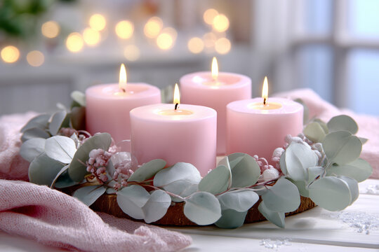 Romantische Kerzen-Dekoration mit rosa Stumpenkerzen und floralem Kranz im modernen Interieur