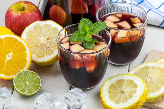 Fruta y vasos de sangr&iacute;a sobre una mesa.