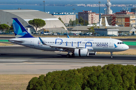 Avi&oacute;n de l&iacute;nea Airbus A320 neo con decoraci&oacute;n "Pure" de la aerol&iacute;nea Azores Airlines aterrizando en el aeropuerto de Lisboa con matr&iacute;cula CS-TSK.