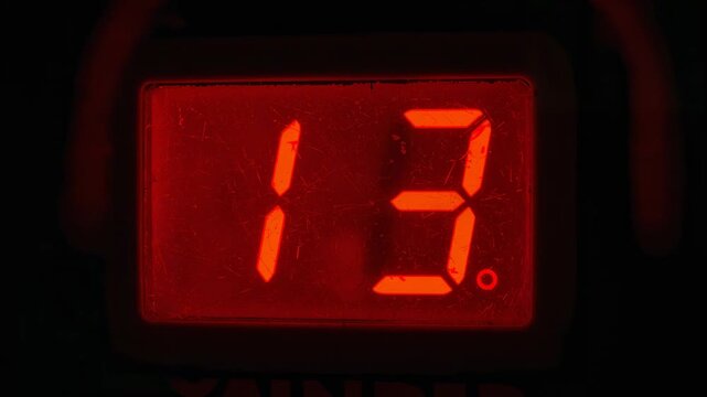 Displaying 7-segment display updating 10 to 15 settling 13 after update in bezel with degree symbol