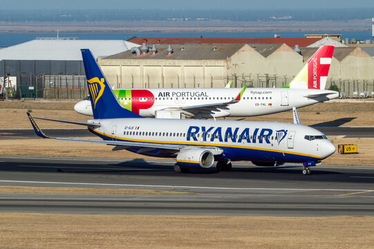 Avi&oacute;n de l&iacute;nea moderno Boeing 737 max 8 de la aerol&iacute;nea de bajo coste Ryanair en el aeropuerto de Lisboa con matr&iacute;cula EI-GJS.