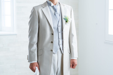 タキシードを着た新郎