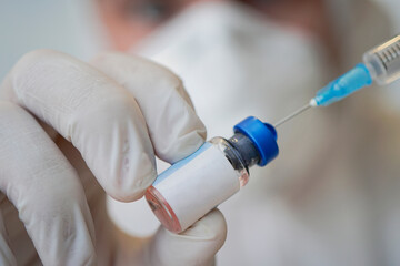 Obraz premium Blank label for your text and design on the bottle with the liquid. Scientific development of vaccines in the laboratory. Testing of vaccines. concept of laboratory research.