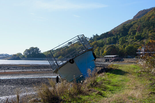 A ship fell into the mudflat at the time the sea water escaped