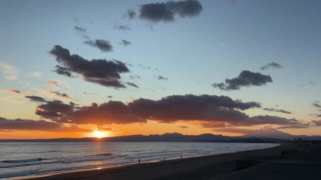 夕焼けに染まる海辺」の写真素材 | 1,632件の無料イラスト画像 | Adobe