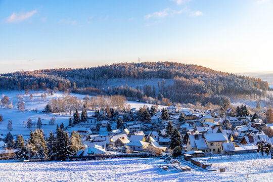 Winterwunderland im Th&uuml;ringer Wald auf der Neuh&ouml;fer Wiese am Rennsteig bei einem wundersch&ouml;nen Sonnenuntergang - Th&uuml;ringen - Deutschland