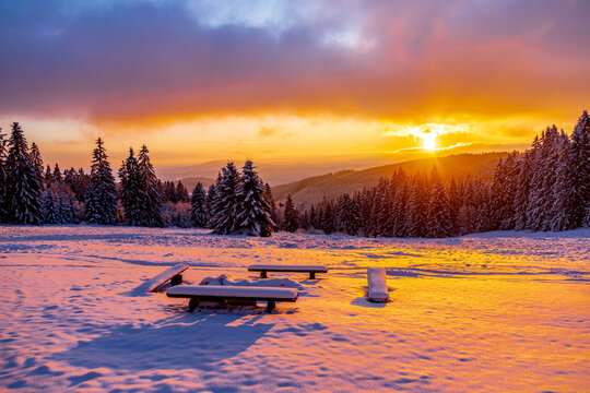 Winterwunderland im Th&uuml;ringer Wald auf der Neuh&ouml;fer Wiese am Rennsteig bei einem wundersch&ouml;nen Sonnenuntergang - Th&uuml;ringen - Deutschland