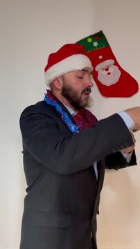 hombre borracho con gorro de papa noel y traje hablando bebido por tel&eacute;fono m&oacute;vil en navidad