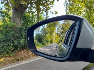 Specchietto retrovisore dell'auto - Guidare in campagna