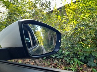 Specchietto retrovisore dell'auto - Guidare in campagna