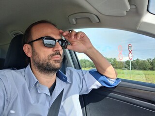 Uomo alla guida dell'automobile per le strade del mondo