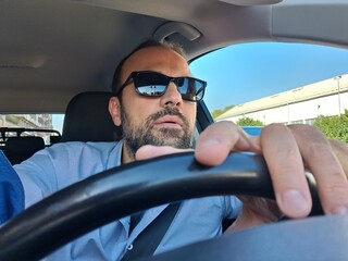 Uomo alla guida dell'automobile per le strade del mondo