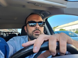 Uomo alla guida dell'automobile per le strade del mondo