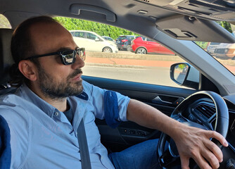 Uomo alla guida dell'automobile per le strade del mondo