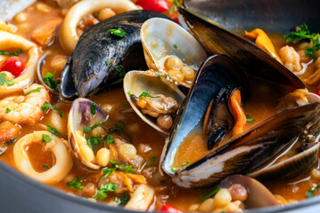 Fregula sarda con frutti di mare, pasta italiana 