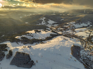 Zachód słońca nad Master-Ski w Tyliczu z drona zimą.