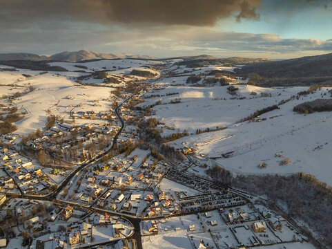 Zach&oacute;d słońca nad  Master-Ski w Tyliczu z drona zimą.