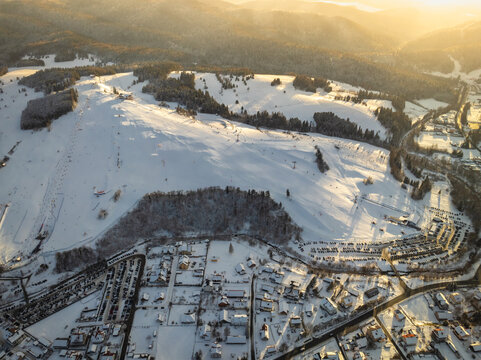 Zach&oacute;d słońca nad  Master-Ski w Tyliczu z drona zimą.