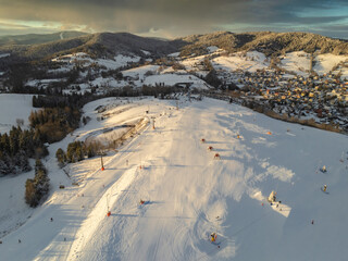 Zachód słońca nad  Master-Ski w Tyliczu z drona zimą. © rogozinski