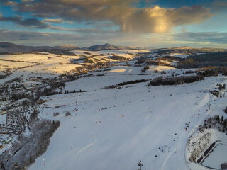 Zachód słońca nad  Master-Ski w Tyliczu z drona zimą. © rogozinski