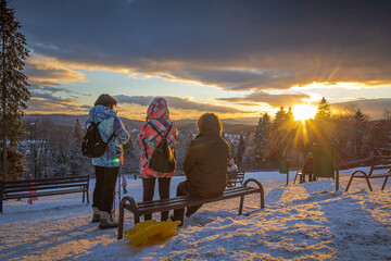 Zachód słońca na Górze Parkowej w Krynicy-Zdroju zimą.