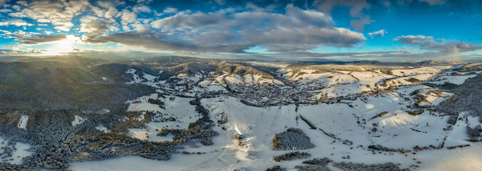 Zachód słońca nad Master-Ski w Tyliczu z drona zimą.