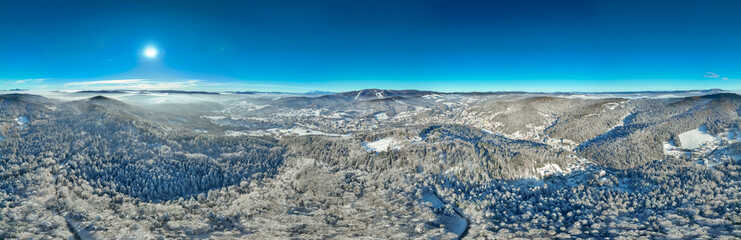 Góra Parkowa w Krynicy-Zdroju z drona zimą. © rogozinski