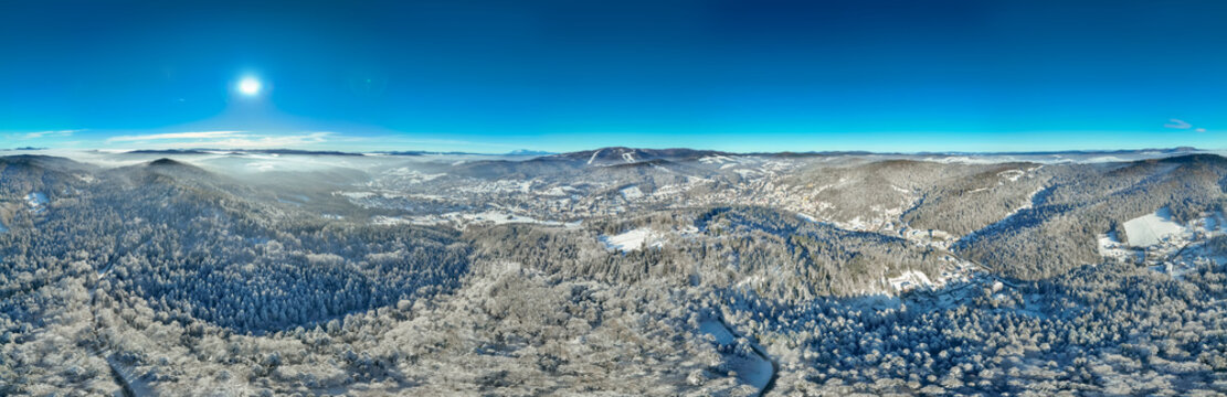 G&oacute;ra Parkowa w Krynicy-Zdroju z drona zimą.