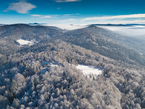 G&oacute;ra Parkowa w Krynicy-Zdroju z drona zimą.