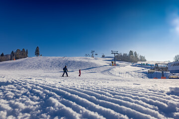 Stacja narciarska Master-Ski w Tyliczu zimą. © rogozinski