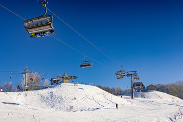 Stacja narciarska Master-Ski w Tyliczu zimą. © rogozinski