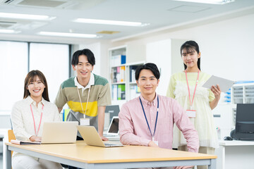 Fototapeta premium オフィスで働く若いエンジニア