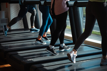 ランニングマシーンイメージ　撮影協力：スポーツクラブ&サウナスパ ルネサンス 幕張24