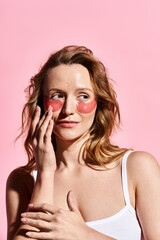 Obraz premium Showcasing natural beauty with perfect skin in a pink studio setting