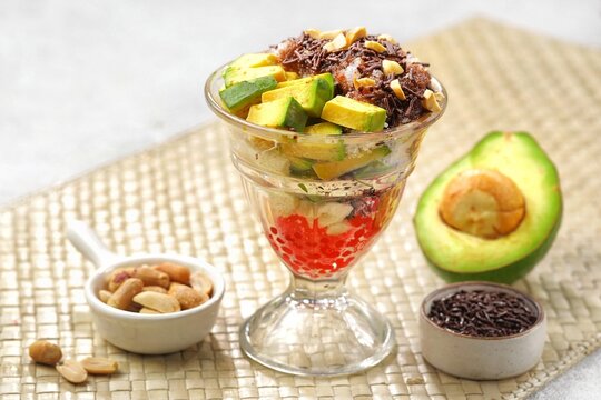 Es podeng, Es puter, Es dung dung  is an Indonesian dessert similar to ice cream made from coconut milk as a substitute for milk.. suitable takjil iftar or breaking fasting