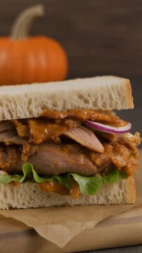 Ein Sandwich aus den Resten des Thanksgiving-Dinners, gef&uuml;llt mit saftigem Truthahn