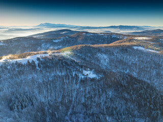 Lot nad Jaworzyną Krynicką popołudniu zimą. © rogozinski